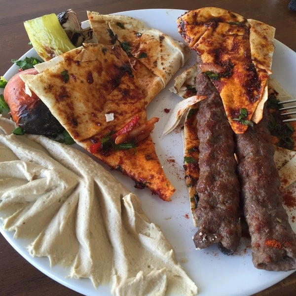 من المطاعم العربية الرائدة التي تقدم أشهى الأطباق الشرقية اضافة الى المقبلات