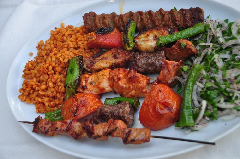 Türk mutfağının en sevilen lezzetlerinden biri olan kebap çeşitleri, her damak zevkine hitap eden geniş bir yelpazeye sahiptir.